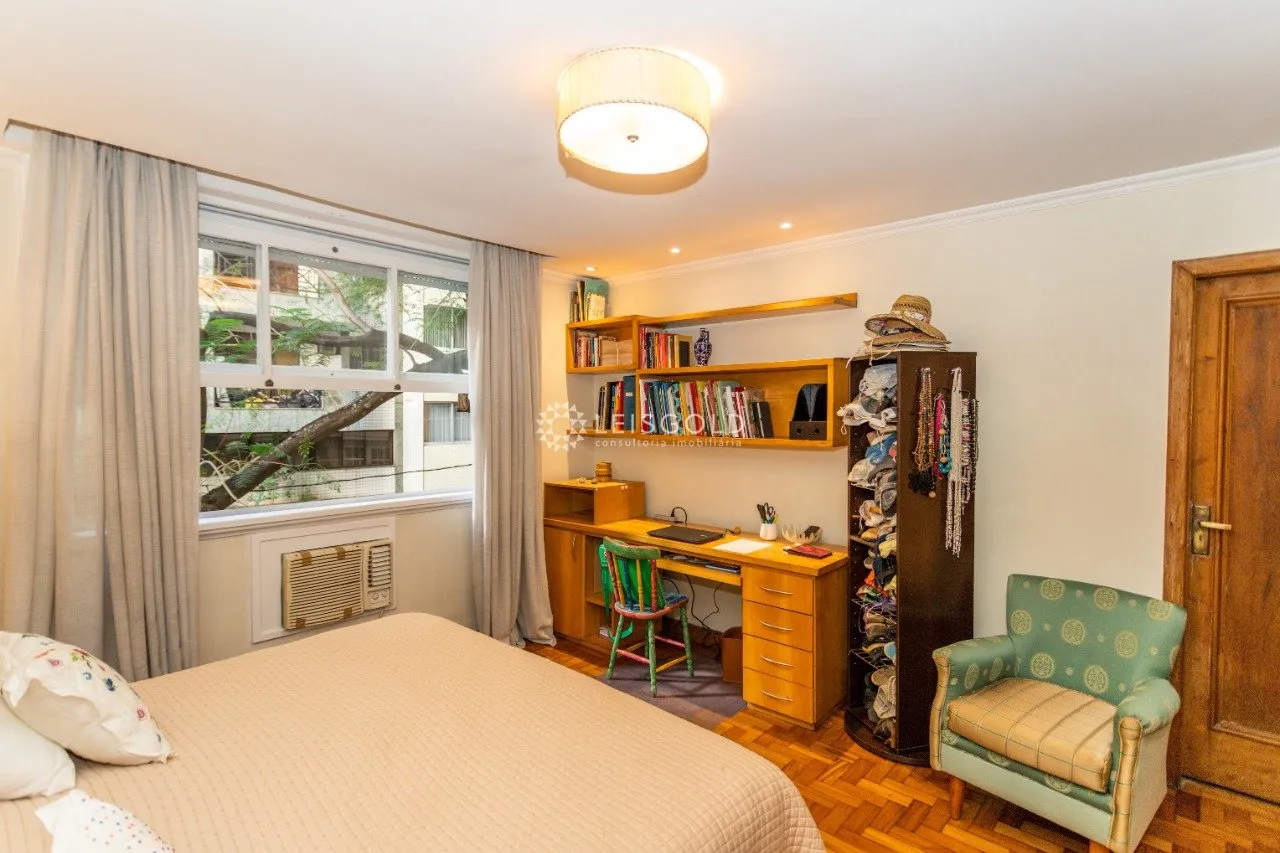 Home office in a 4-bedroom apartment, 220 m² — photo 23