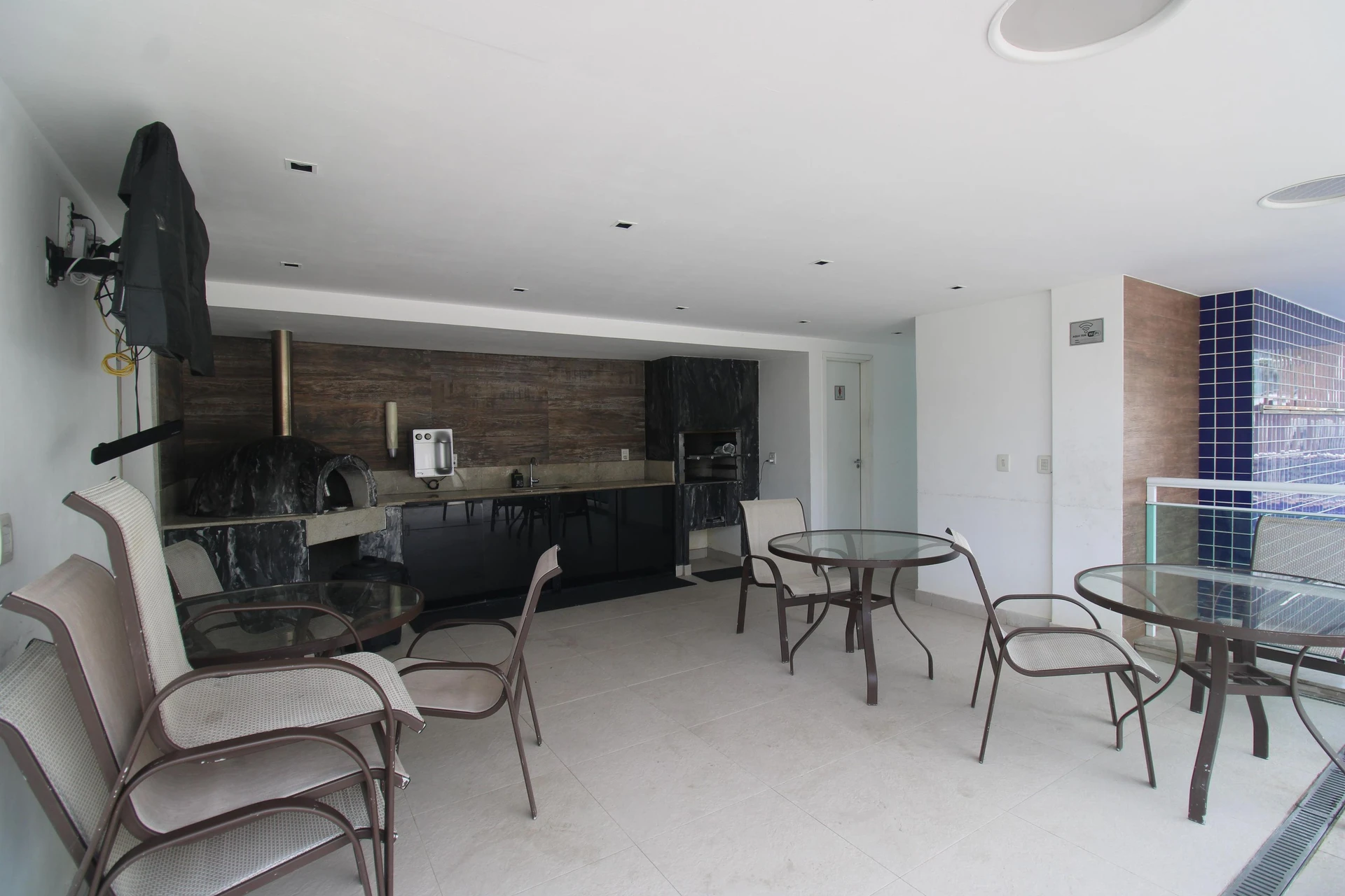 3-bedroom house with a grill on the balcony — photo 34