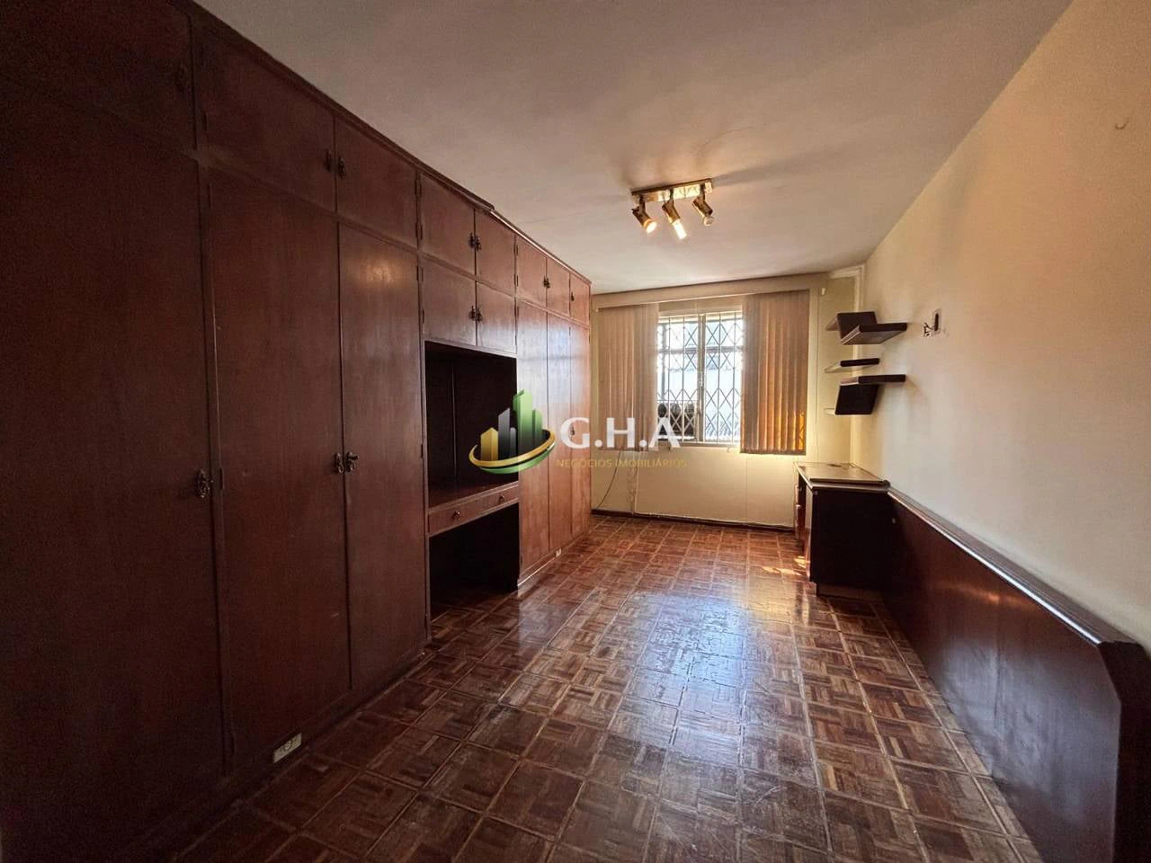 Sobrado com 6 dormitórios e guarda-roupas embutidos — photo 30