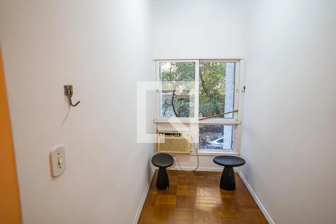 One-bedroom apartment with wood or laminate floors — photo 31