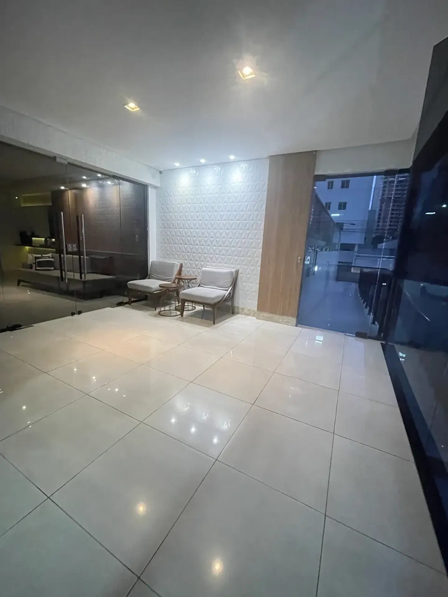 Glass-enclosed balcony in a 4-bedroom apartment, 115 m² — photo 43