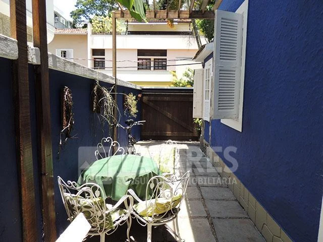 259 m² house with 5 bedrooms and a balcony grill — photo 5