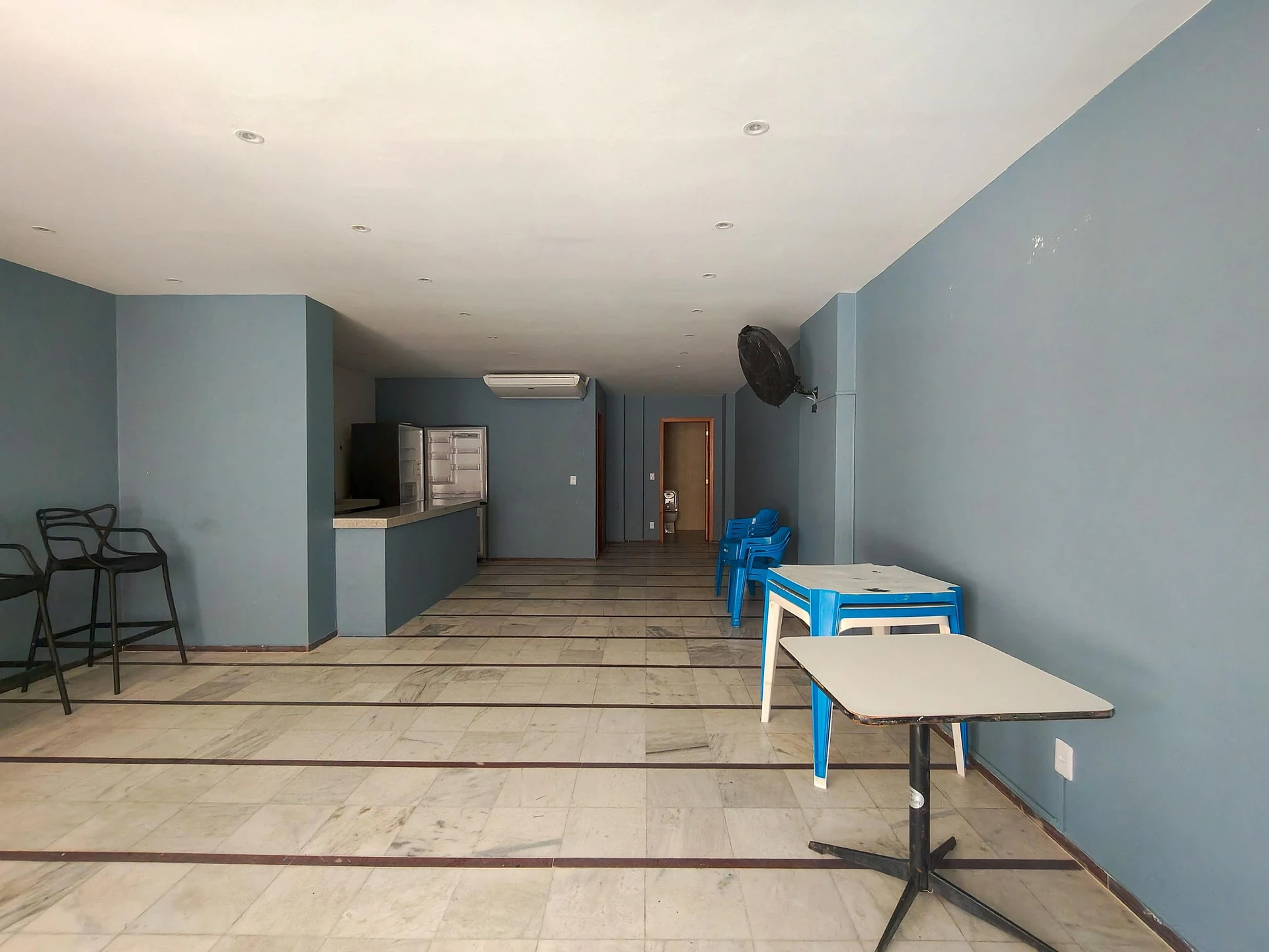 Balcony with a grill in a 3-bedroom apartment, 135 m² — photo 30