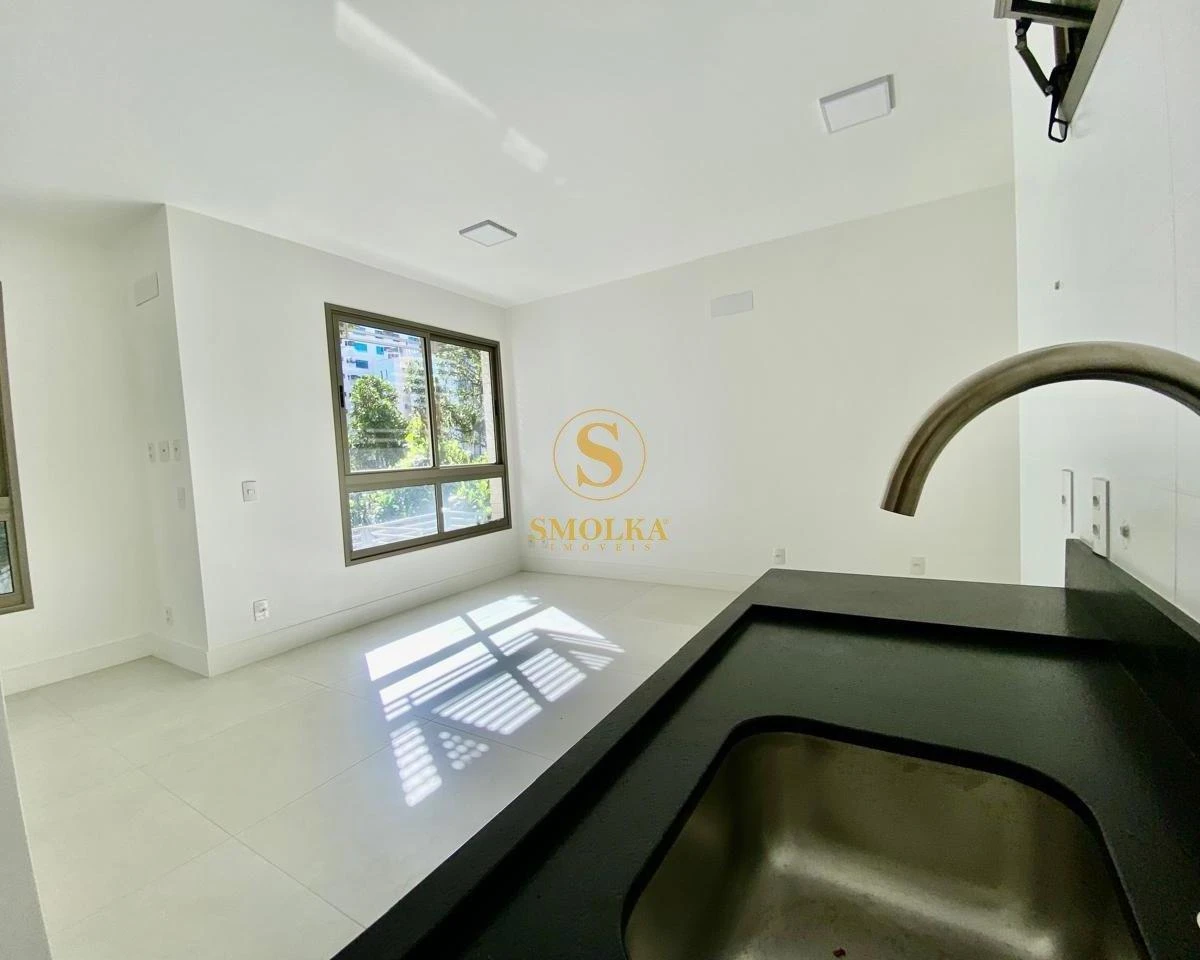Studio in a building with a pool — photo 31