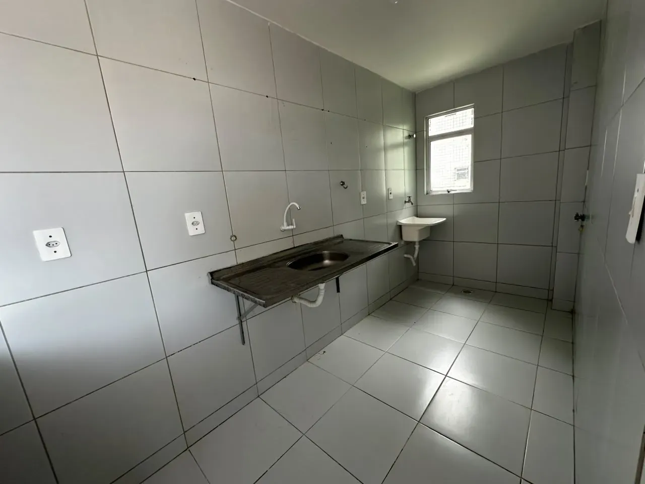 Apartamento de 2 quartos em condomínio com piscina
