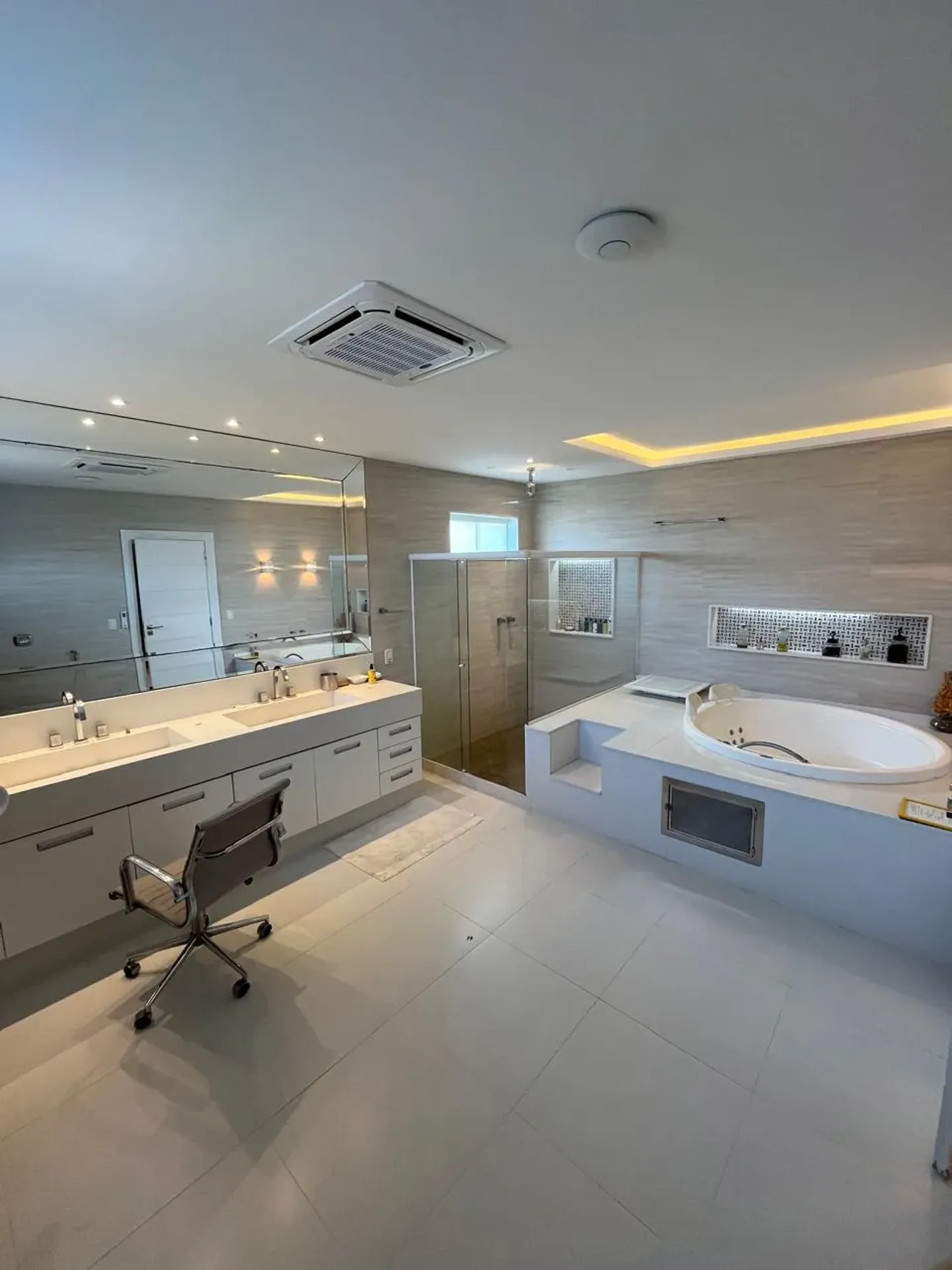 Furnished house with 5 bedrooms and open-plan kitchen — photo 17