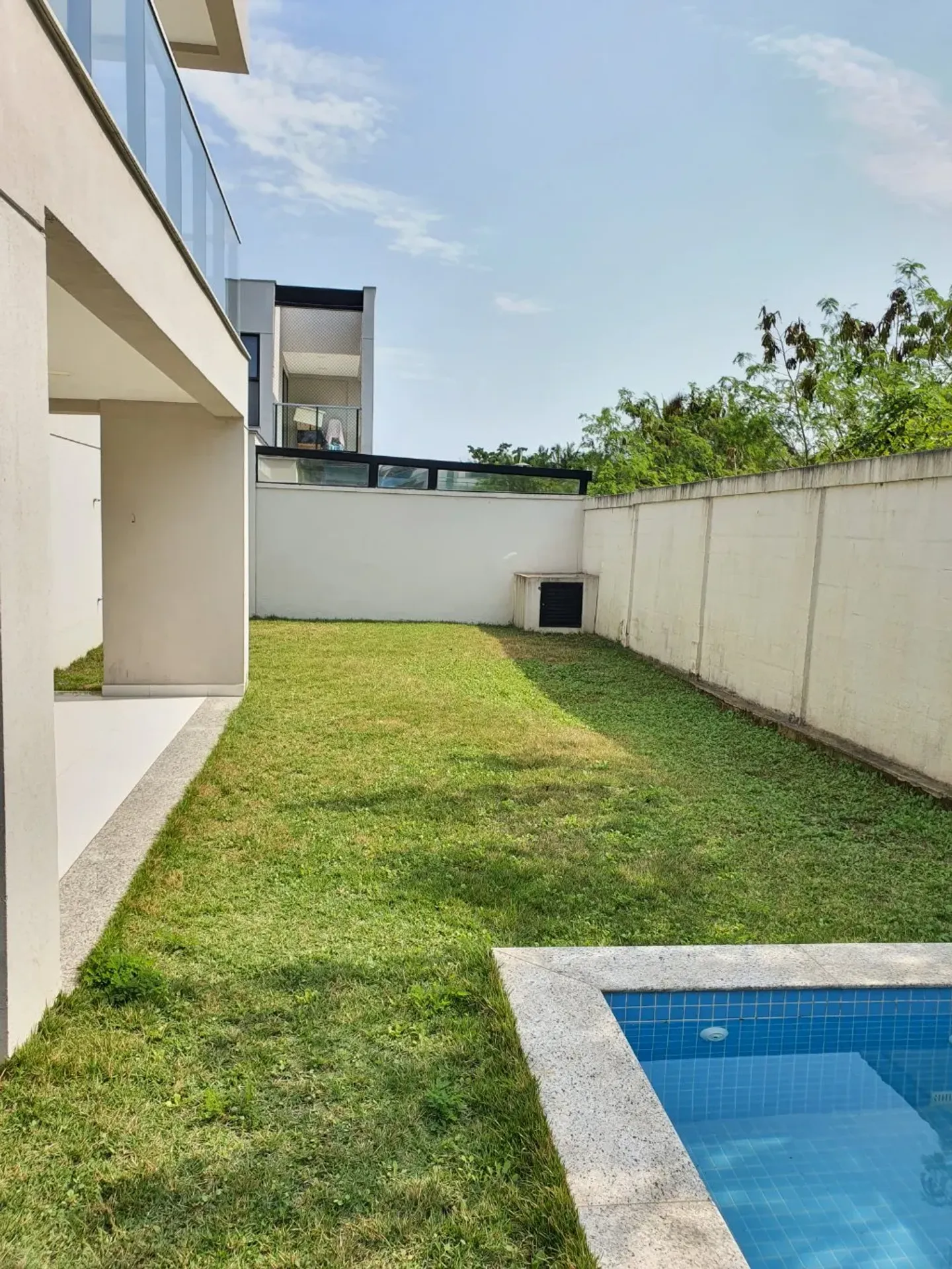 Floor-to-ceiling windows in a 4-bedroom house, 366 m² — photo 4