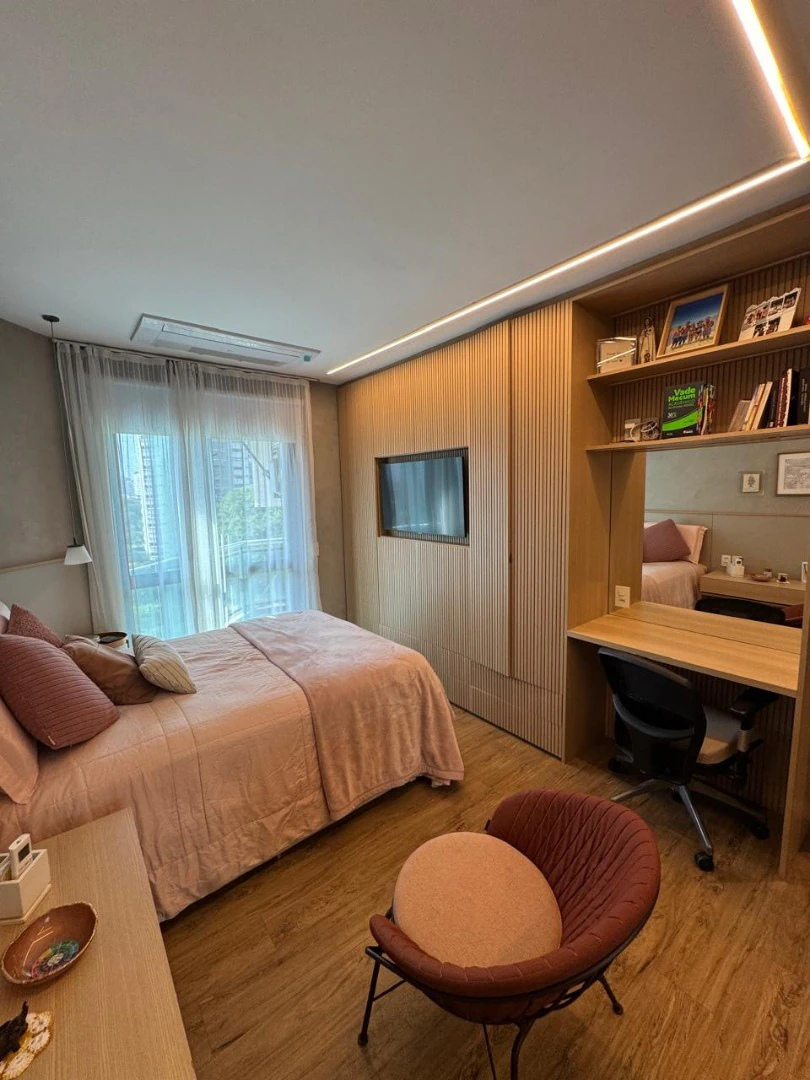 Furnished 4-bedroom apartment with a real home office desk — photo 5