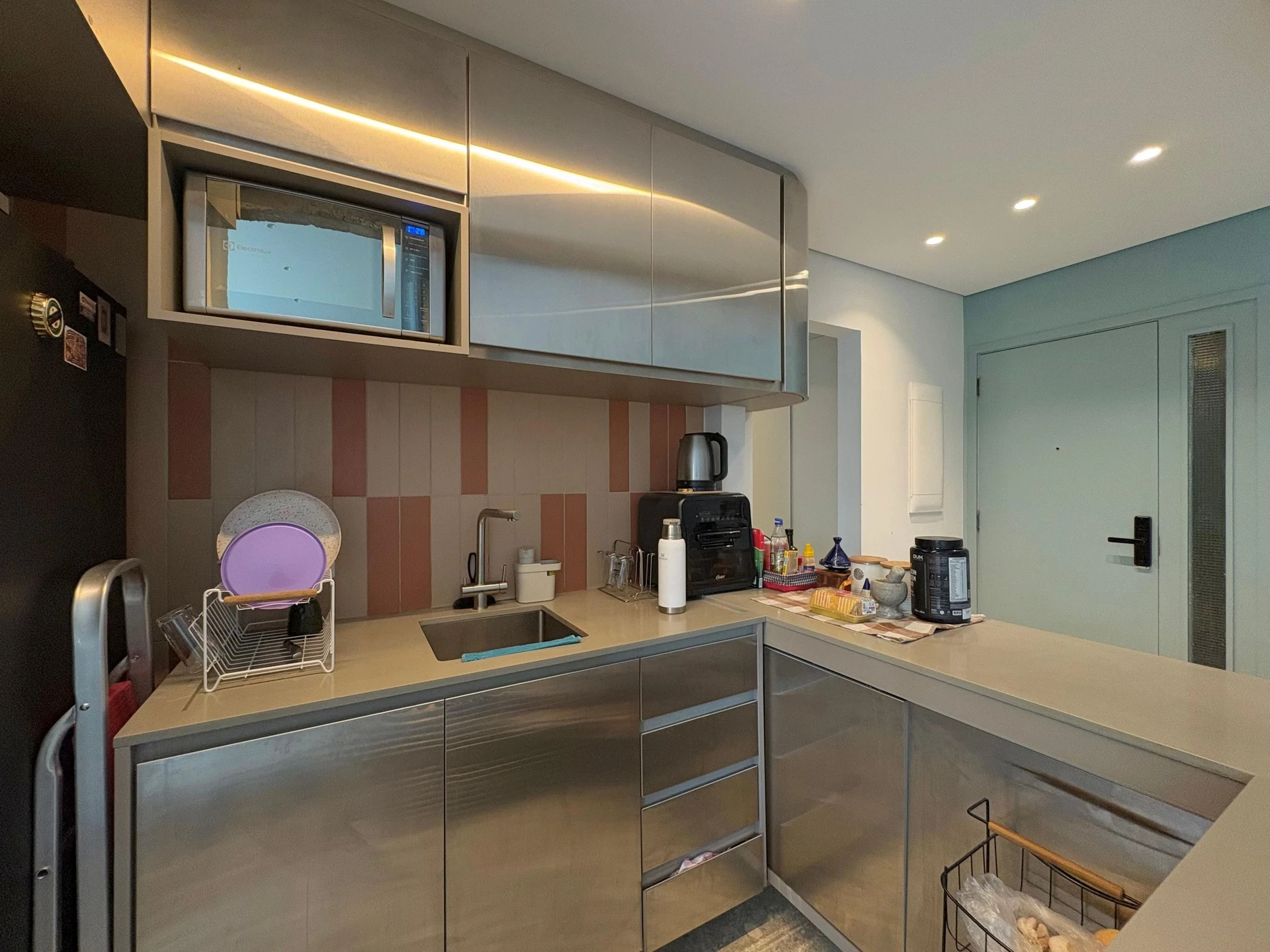 Furnished apartment, 100 m², with a grill on the balcony — photo 23