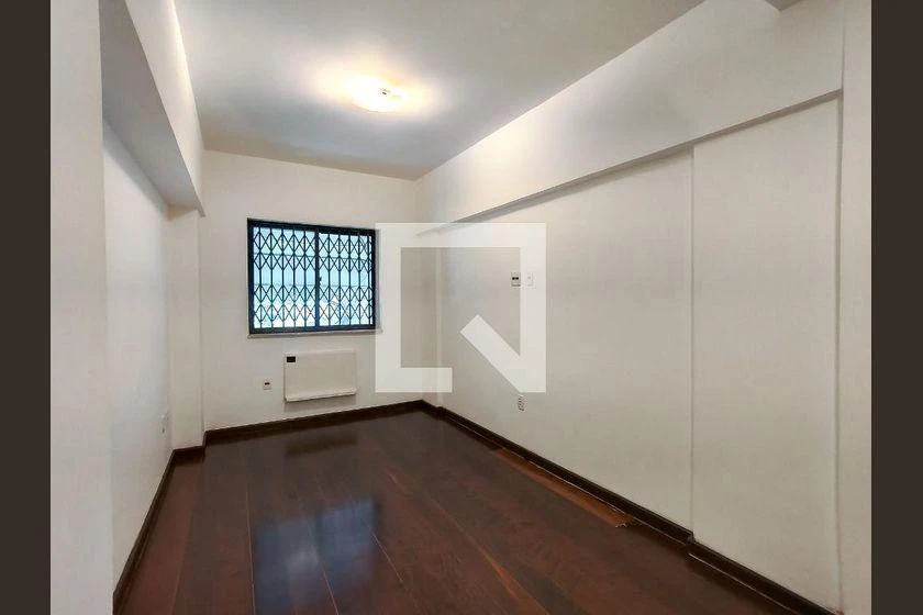 Rental house with 5 bedrooms and a balcony — photo 34
