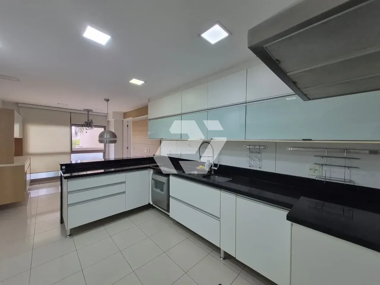 4-bedroom apartment with an enclosed glass balcony — photo 44