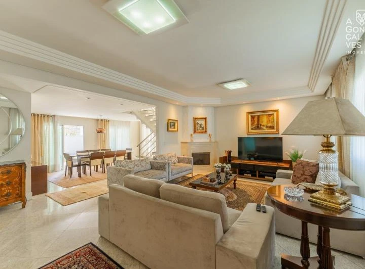 House with 3 suites and 6 parking spots, 580 m²