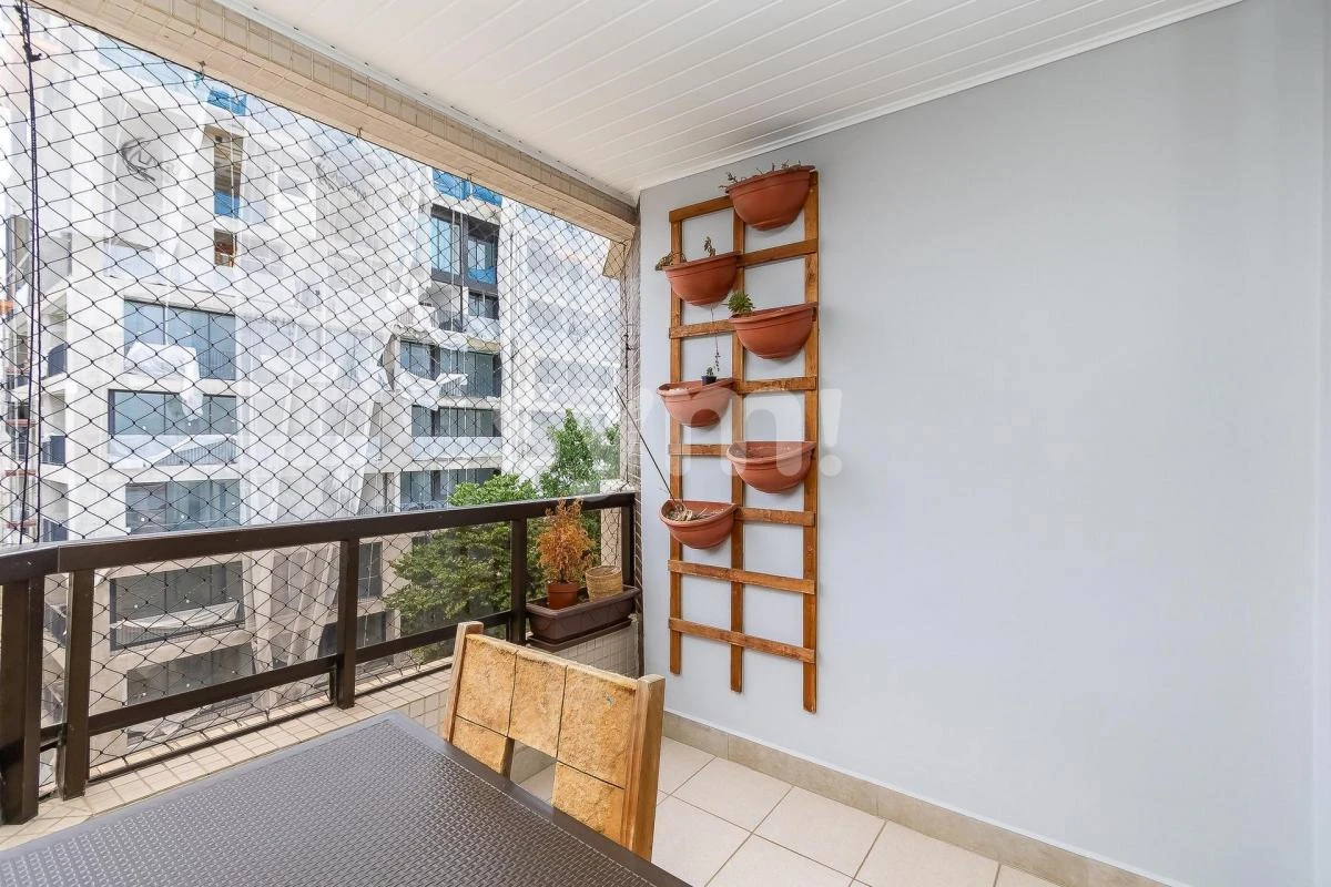 Glass-enclosed balcony in a 3-bedroom apartment, 98 m² — photo 4