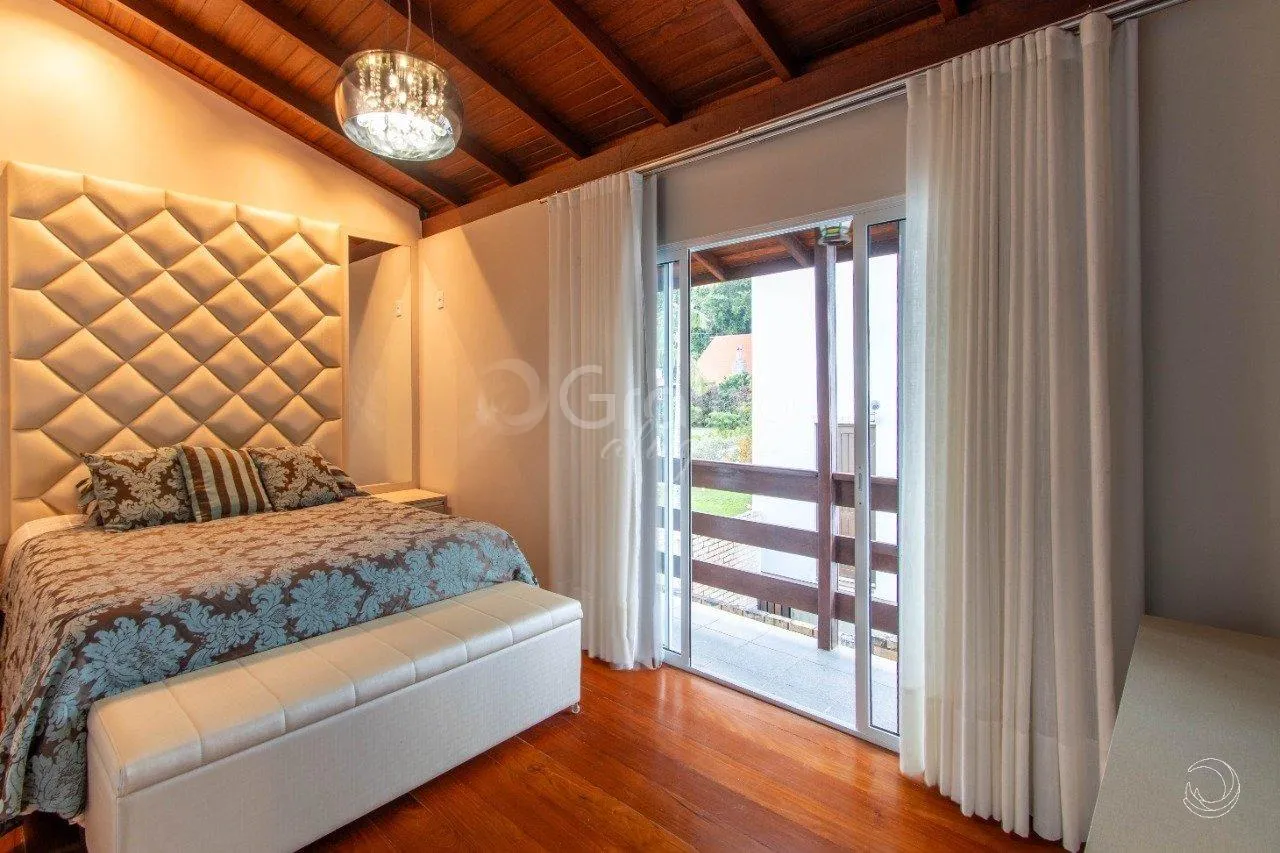 5-bedroom house with a fireplace in Florianópolis — photo 44