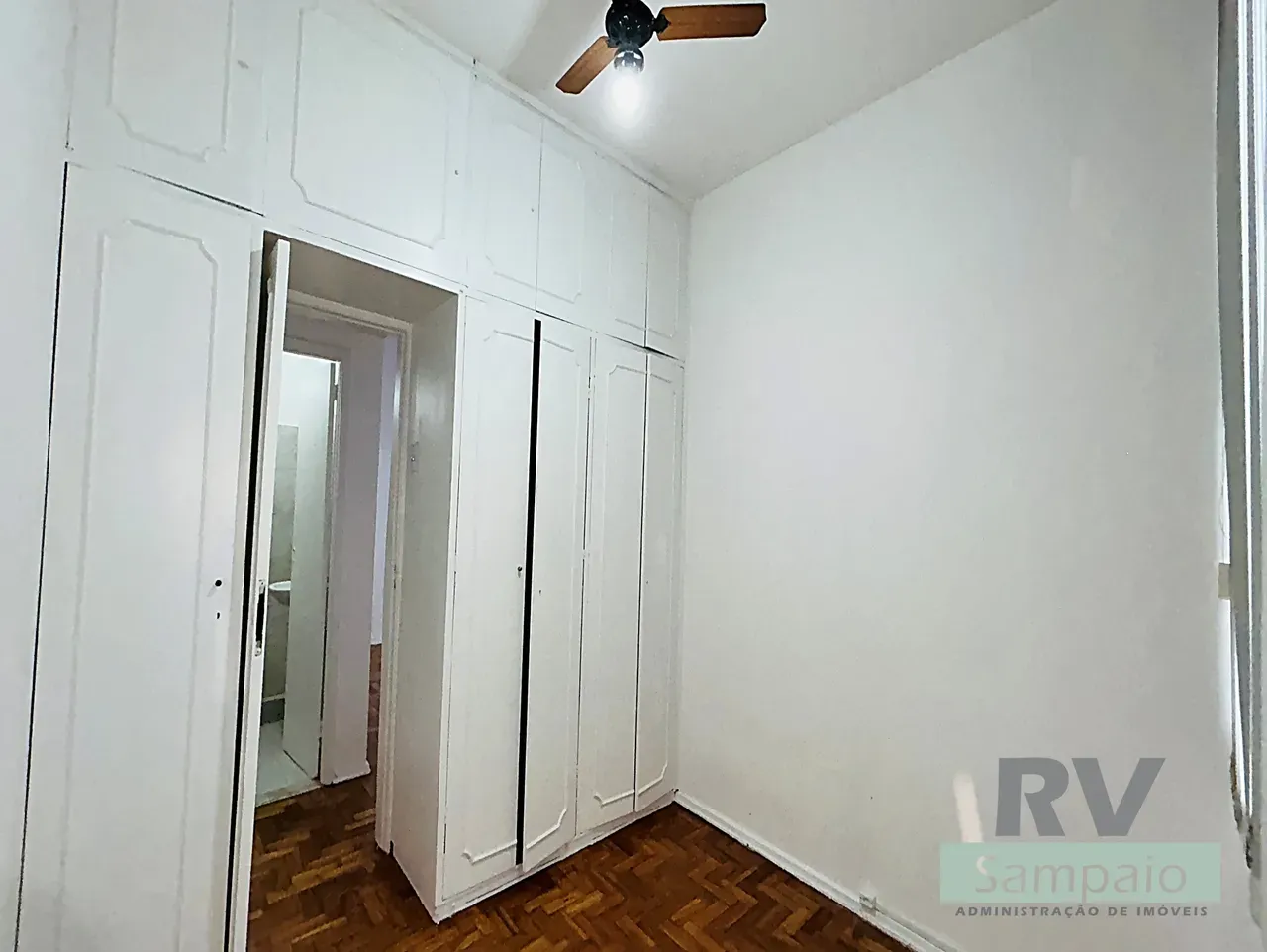 One-bedroom apartment with wood or laminate floors — photo 3
