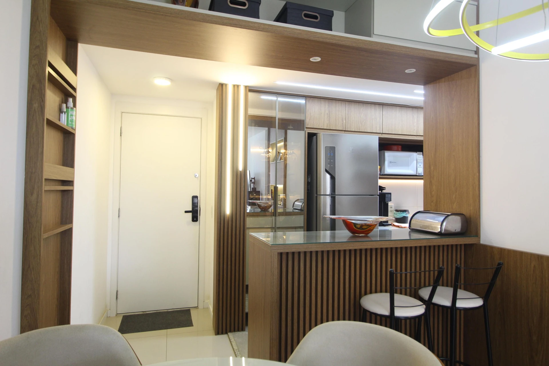 2-bedroom apartment with a glass-enclosed balcony — photo 2