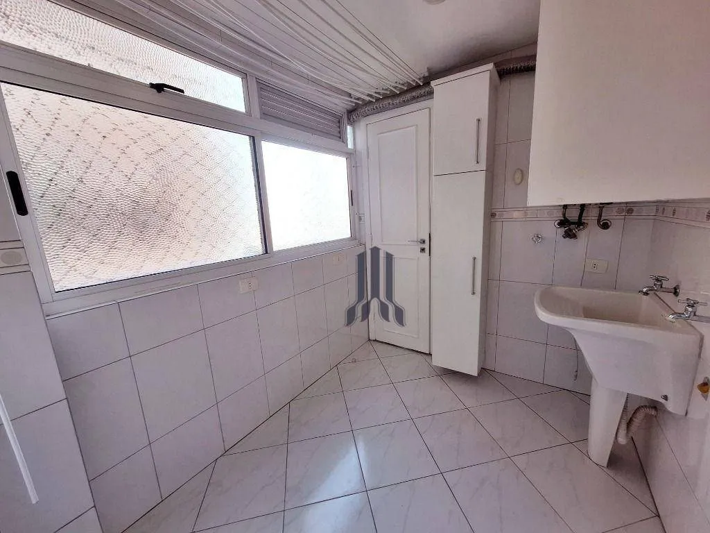 113 m² apartment with a bathtub and a walk-in closet — photo 24