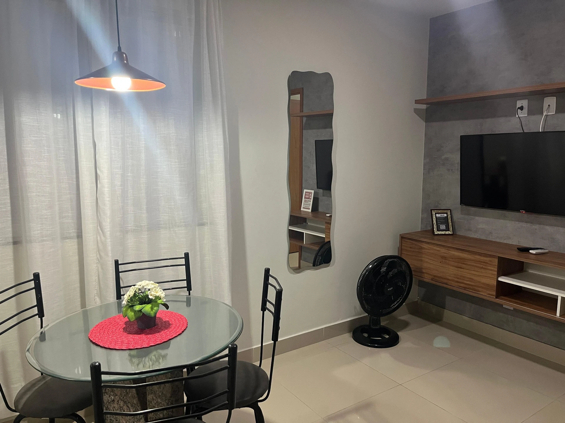 Furnished 2-bedroom apartment with built-in wardrobes