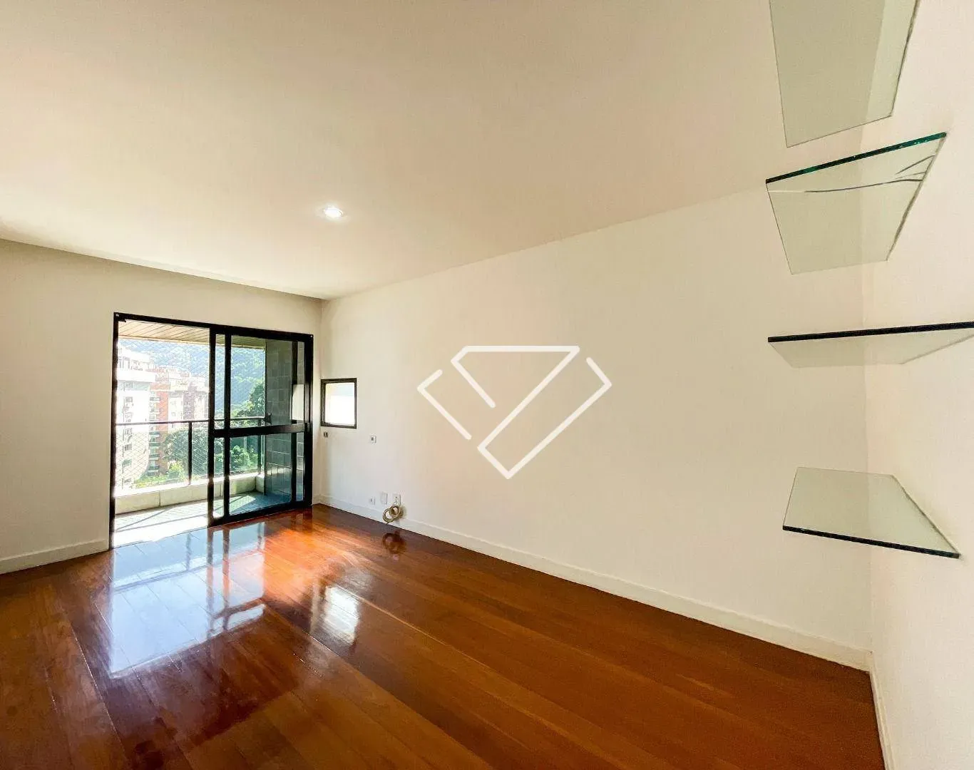 4-bedroom apartment with a balcony and laundry area — photo 23