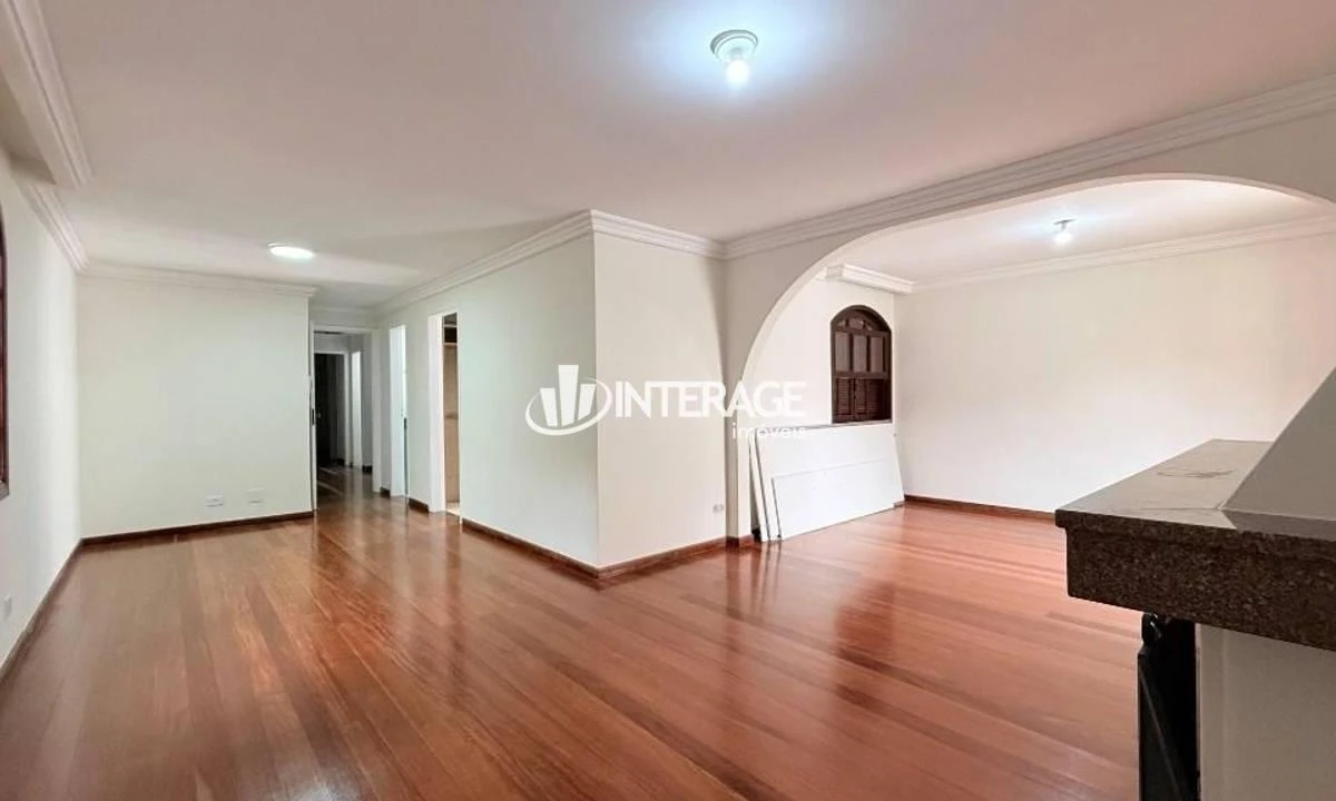 Wood or laminate floors in a 4-bedroom house, 200 m² — photo 7