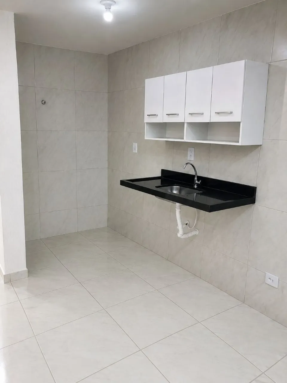 Apartamento com 2 quartos, varanda e cozinha separada
