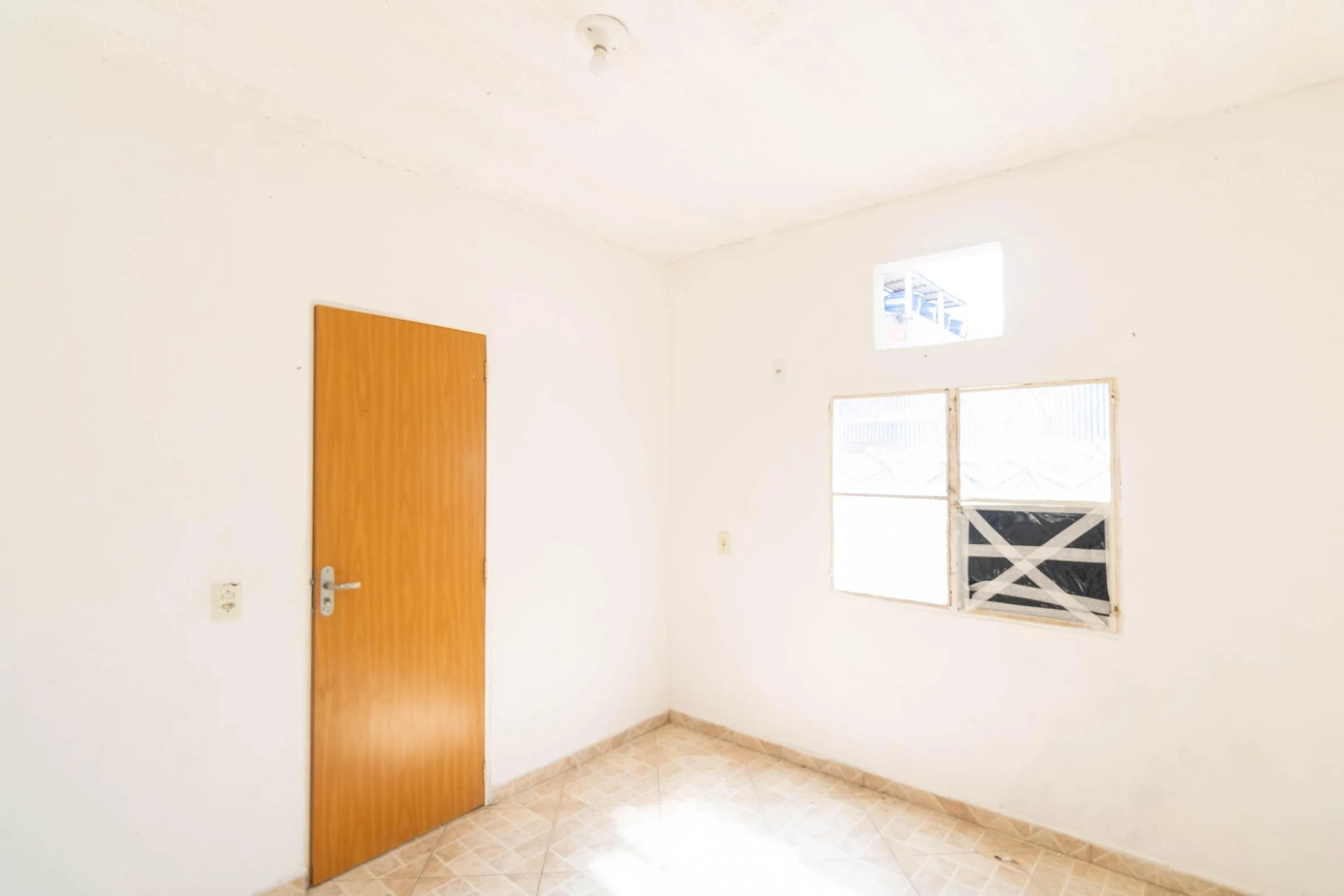 Unfurnished studio apartment with an electric shower — photo 3