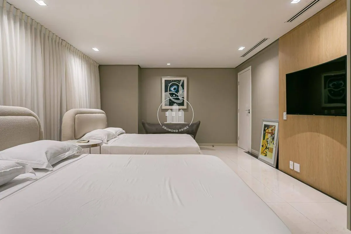 House with 6 en-suite bedrooms, 800 m² and 4 parking spots — photo 25