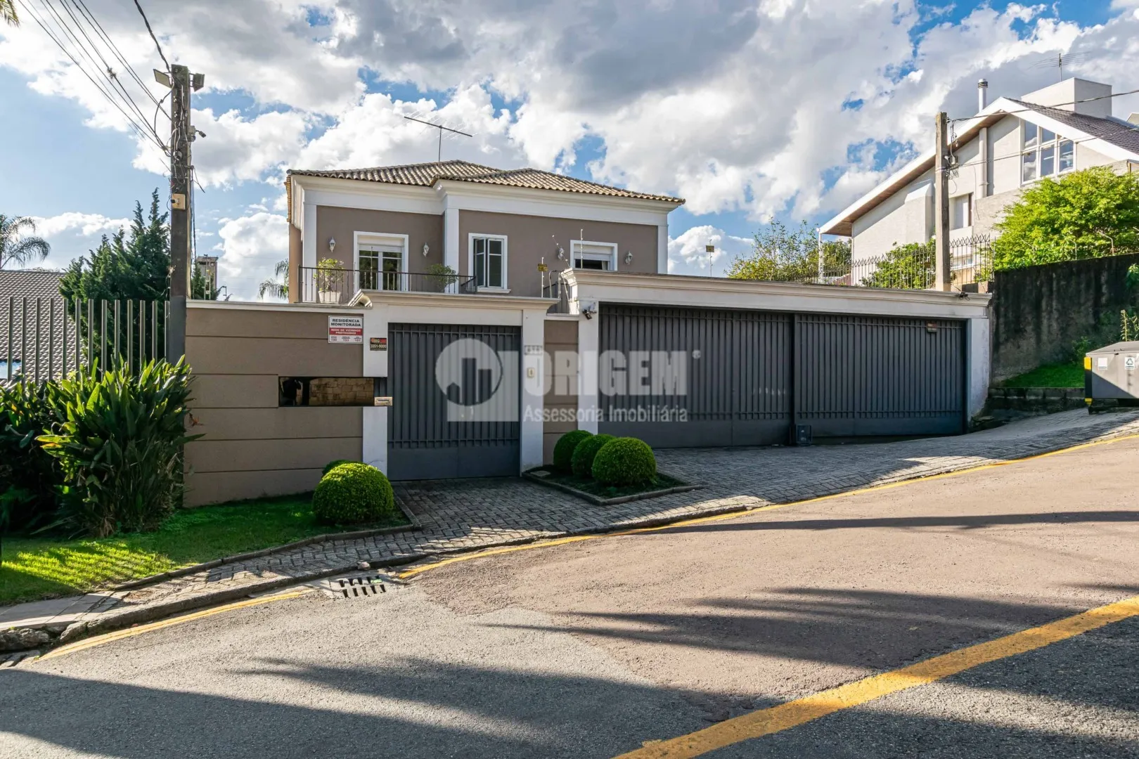 589 m² house with a bathtub and a water view — photo 80