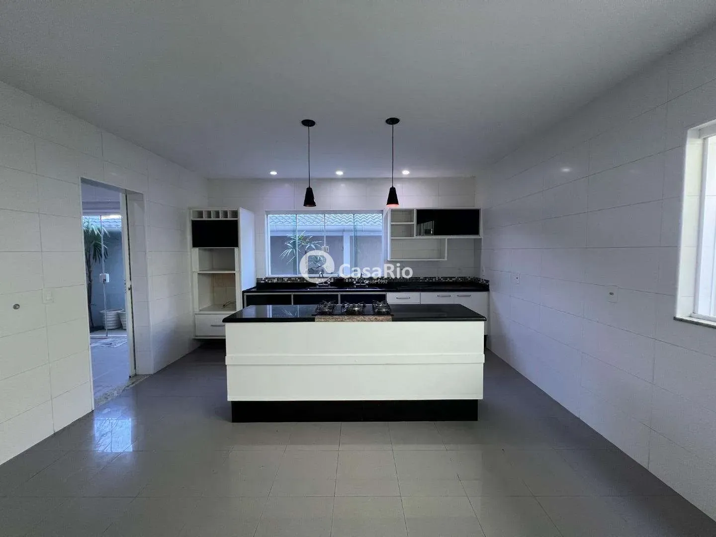 350 m² house with a bathtub and floor-to-ceiling windows — photo 2