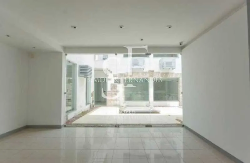 House with 5 bedrooms and 5 bathrooms plus balcony