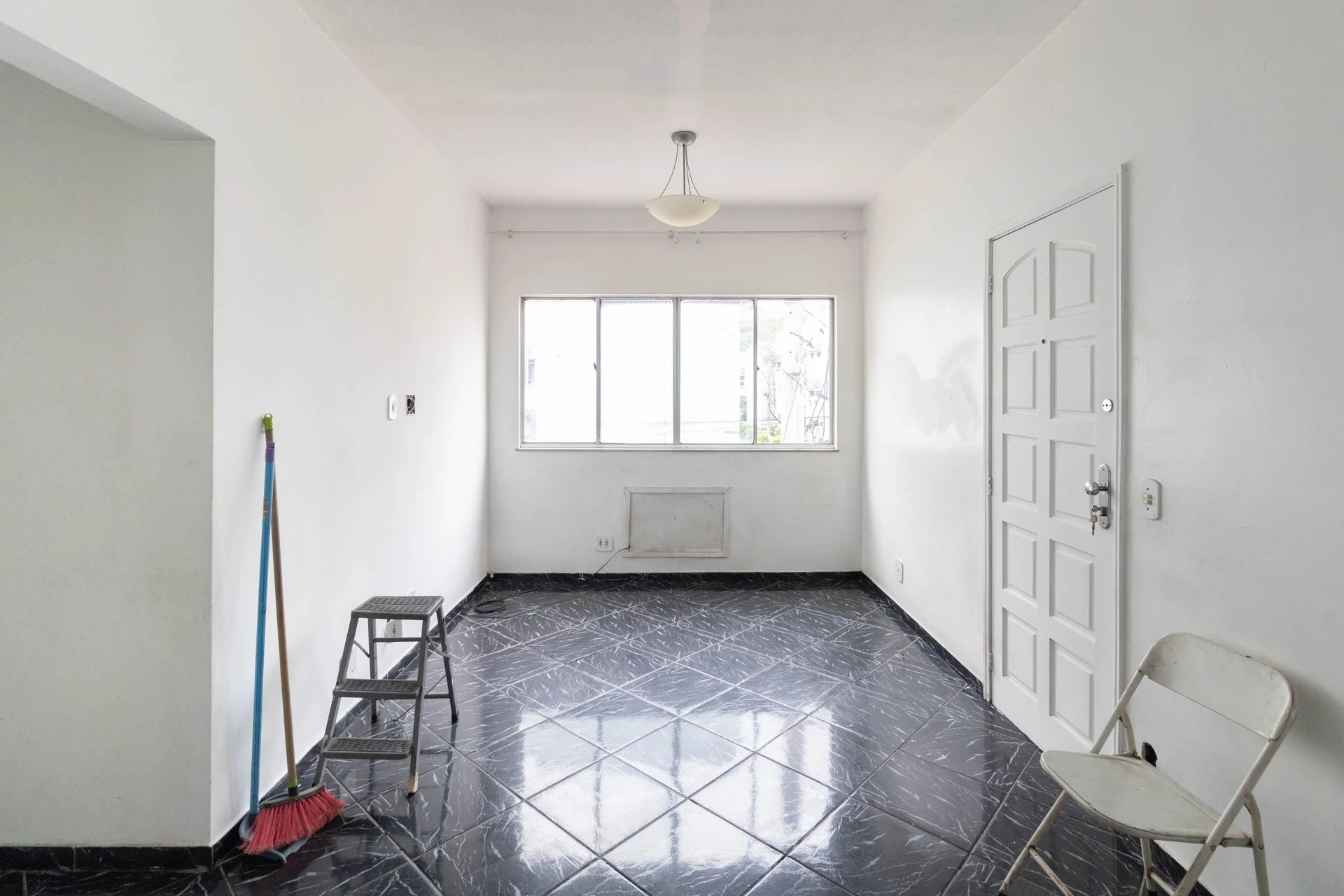 2-bedroom apartment in a building with a gym — photo 5