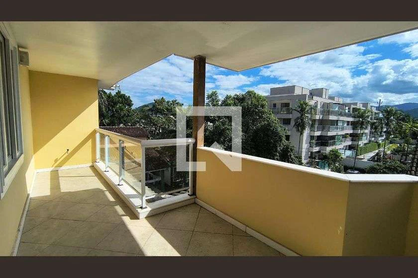 Condominium house with open-plan kitchen and 7 en-suites — photo 8