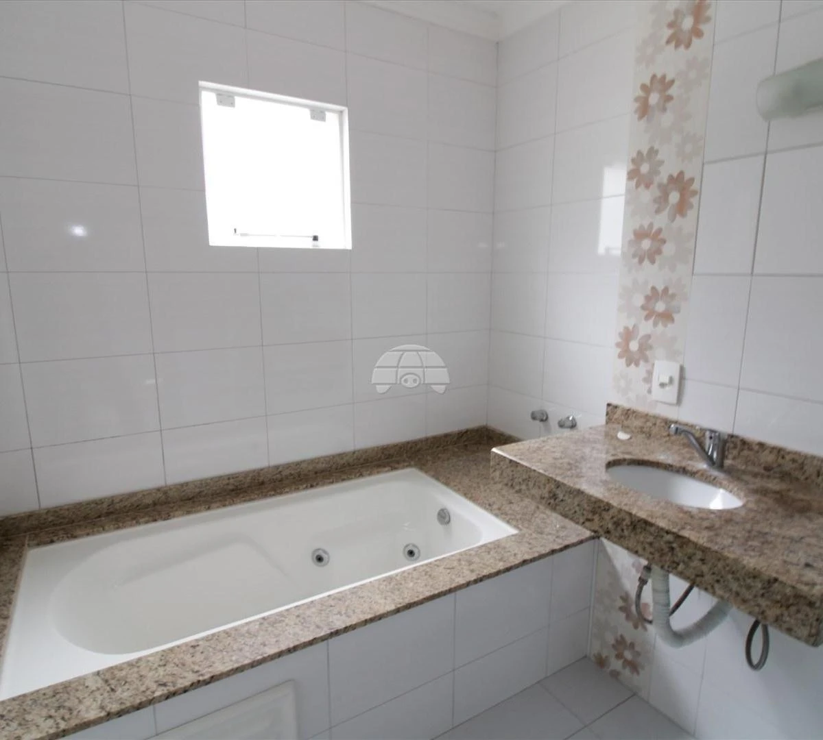 3-bedroom house with a bathtub in Curitiba — photo 31