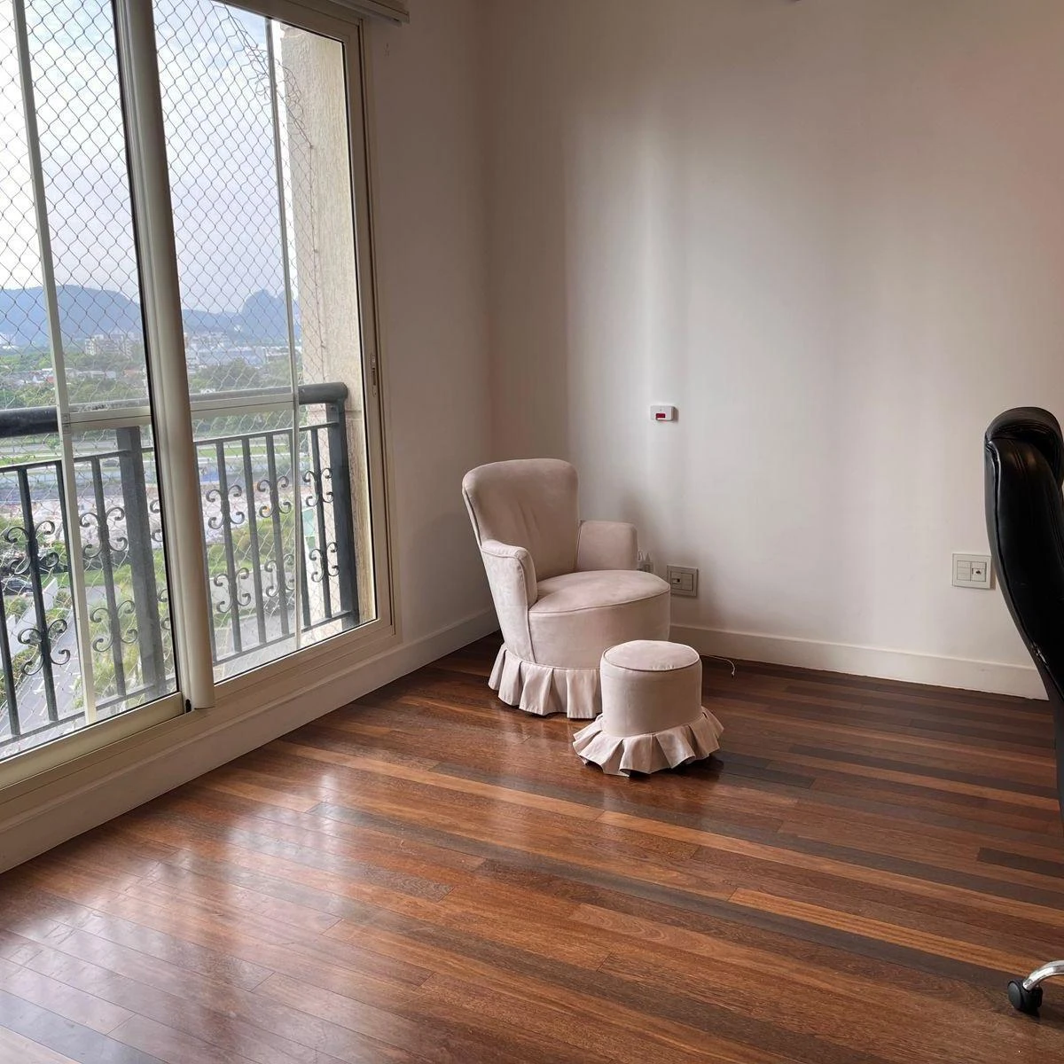 Furnished apartment with 4 bedrooms and 3 bathrooms — photo 27