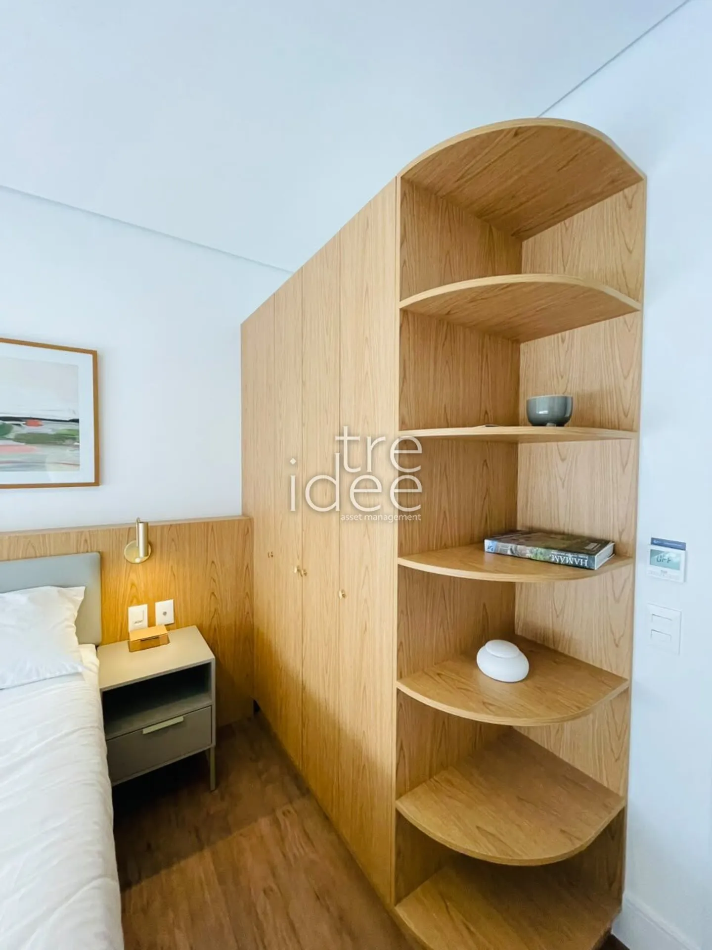 Furnished 1-bedroom apartment with an open-plan kitchen — photo 21