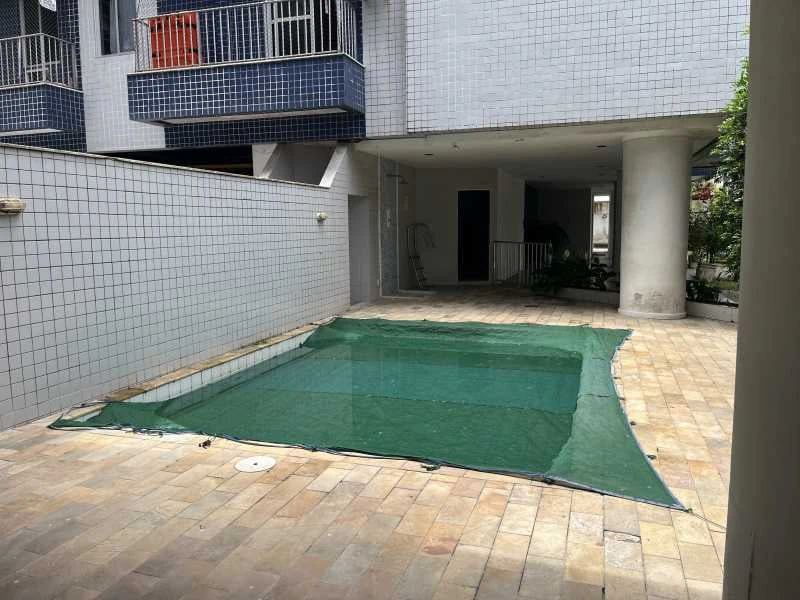 3-bedroom apartment in a building with a pool — photo 27