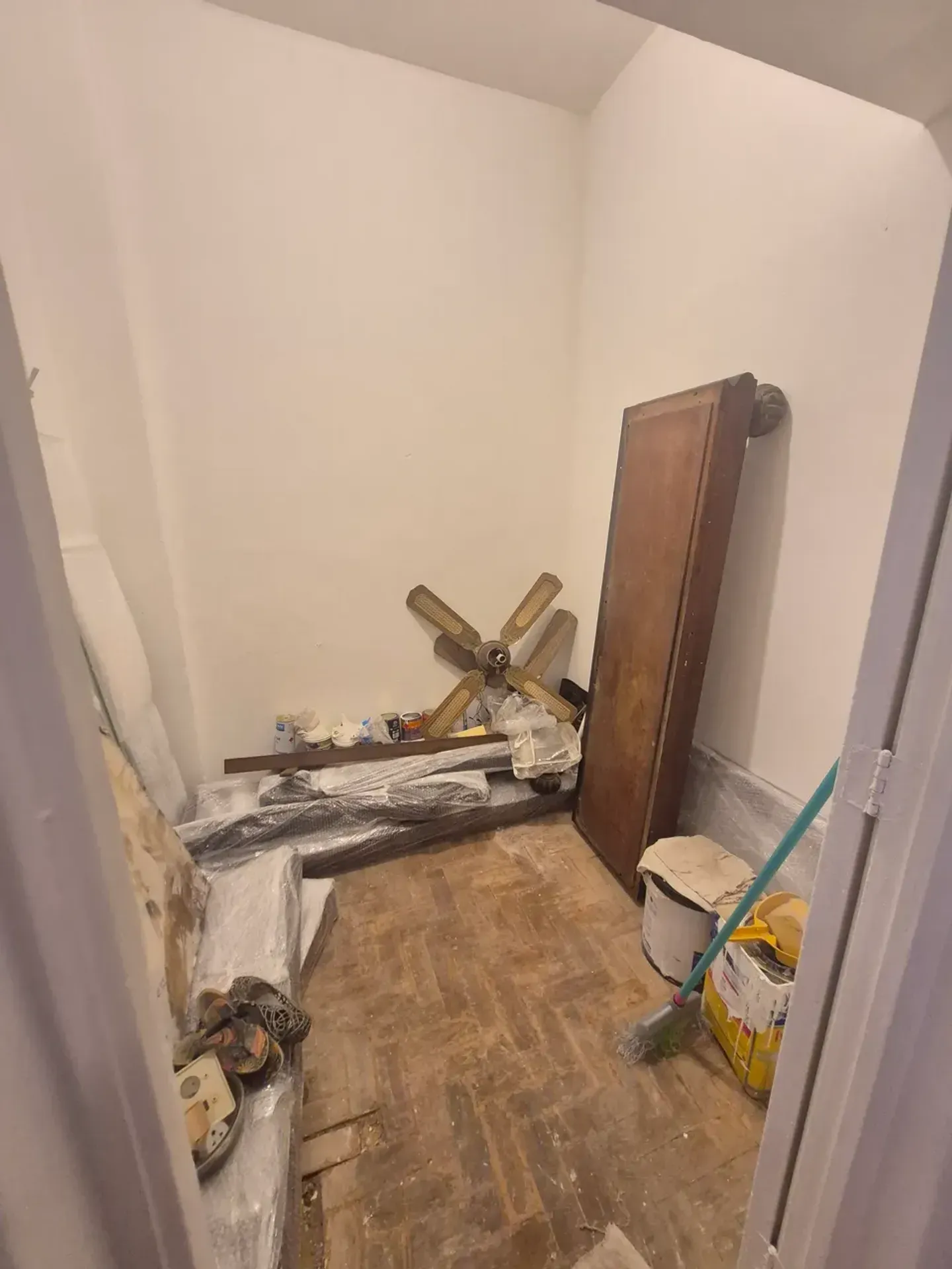 Wood or laminate floors in a 3-bedroom apartment, 129 m² — photo 16