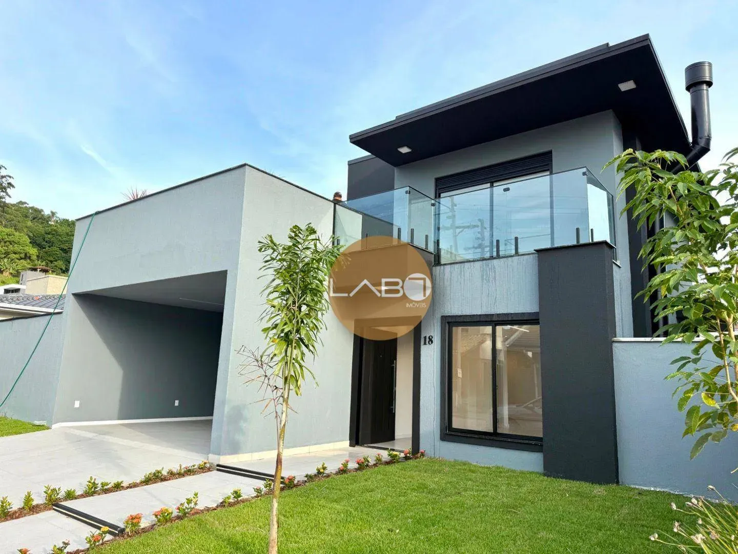 House with 4 en-suite bedrooms and balcony grill