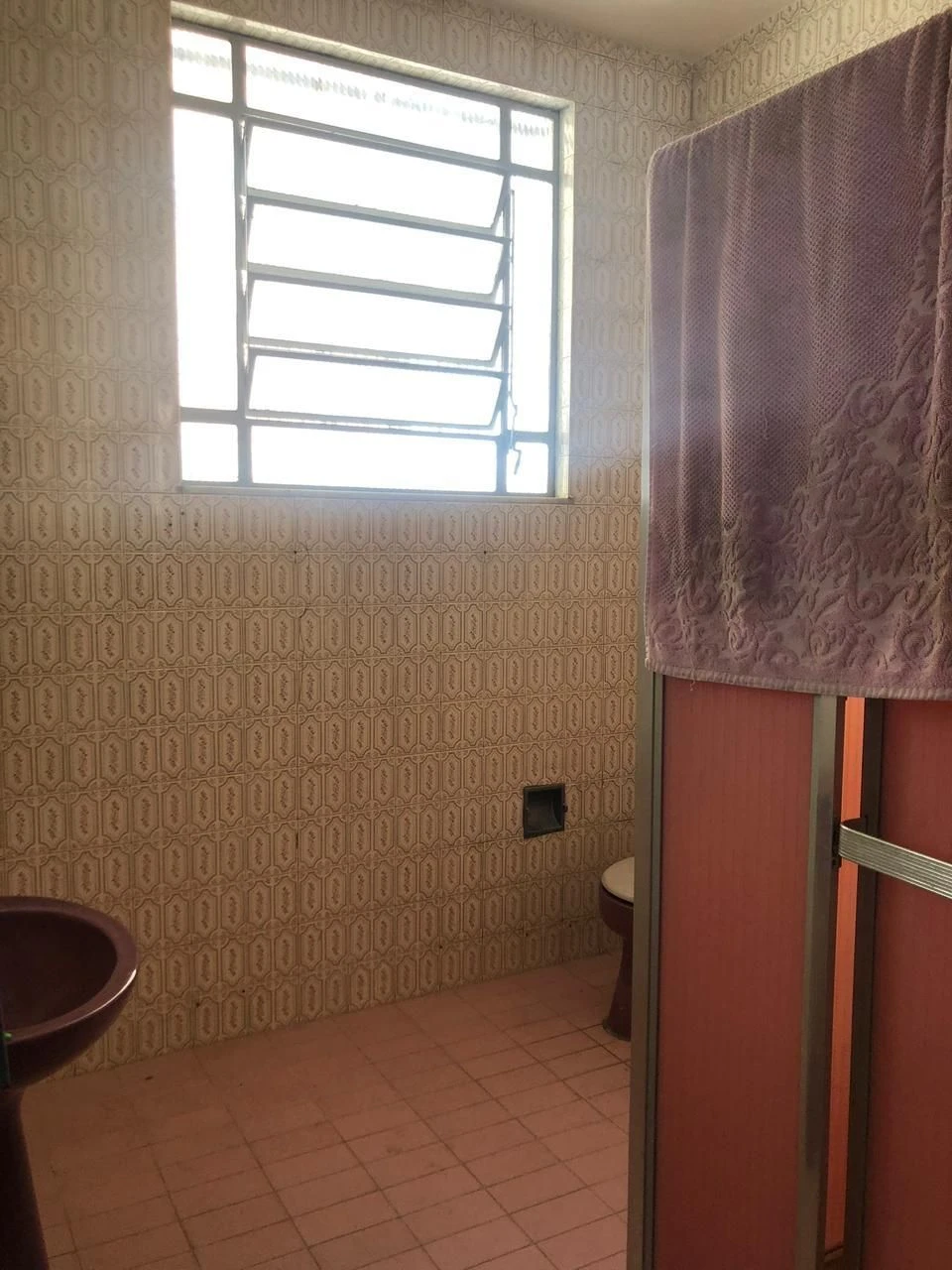 Casa com 5 quartos e 1 banheiro, com cozinha fechada