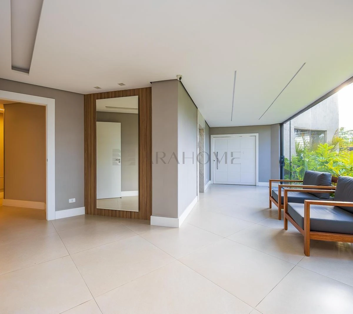 4-bedroom apartment with a bathtub in Curitiba — photo 17