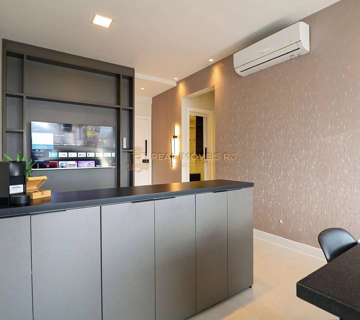 Furnished 1-bedroom apartment with city views — photo 2
