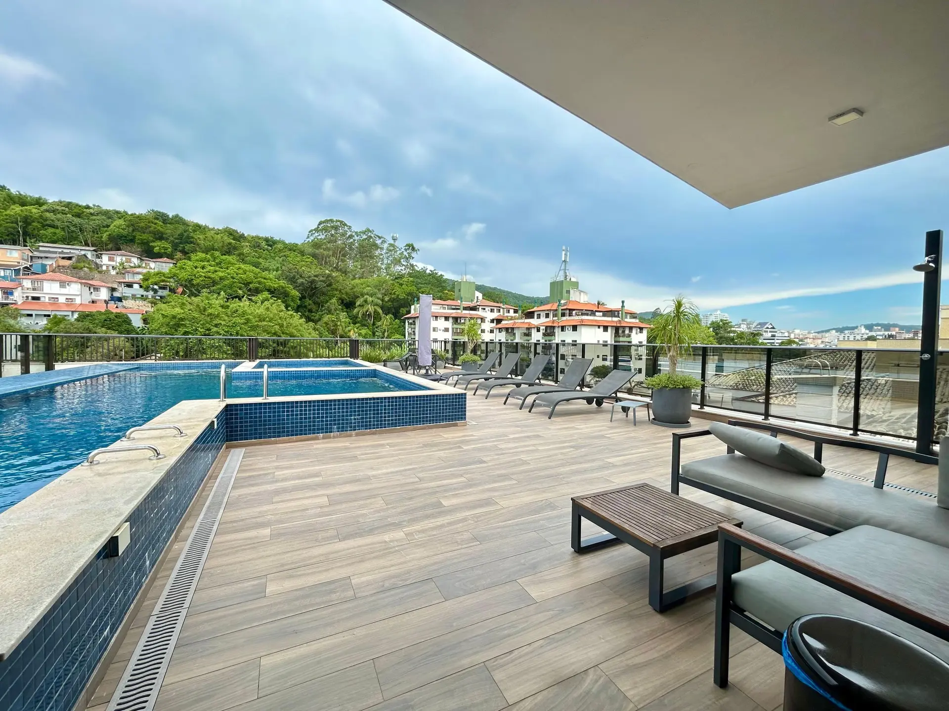 One-bedroom apartment in a building with a pool — photo 21
