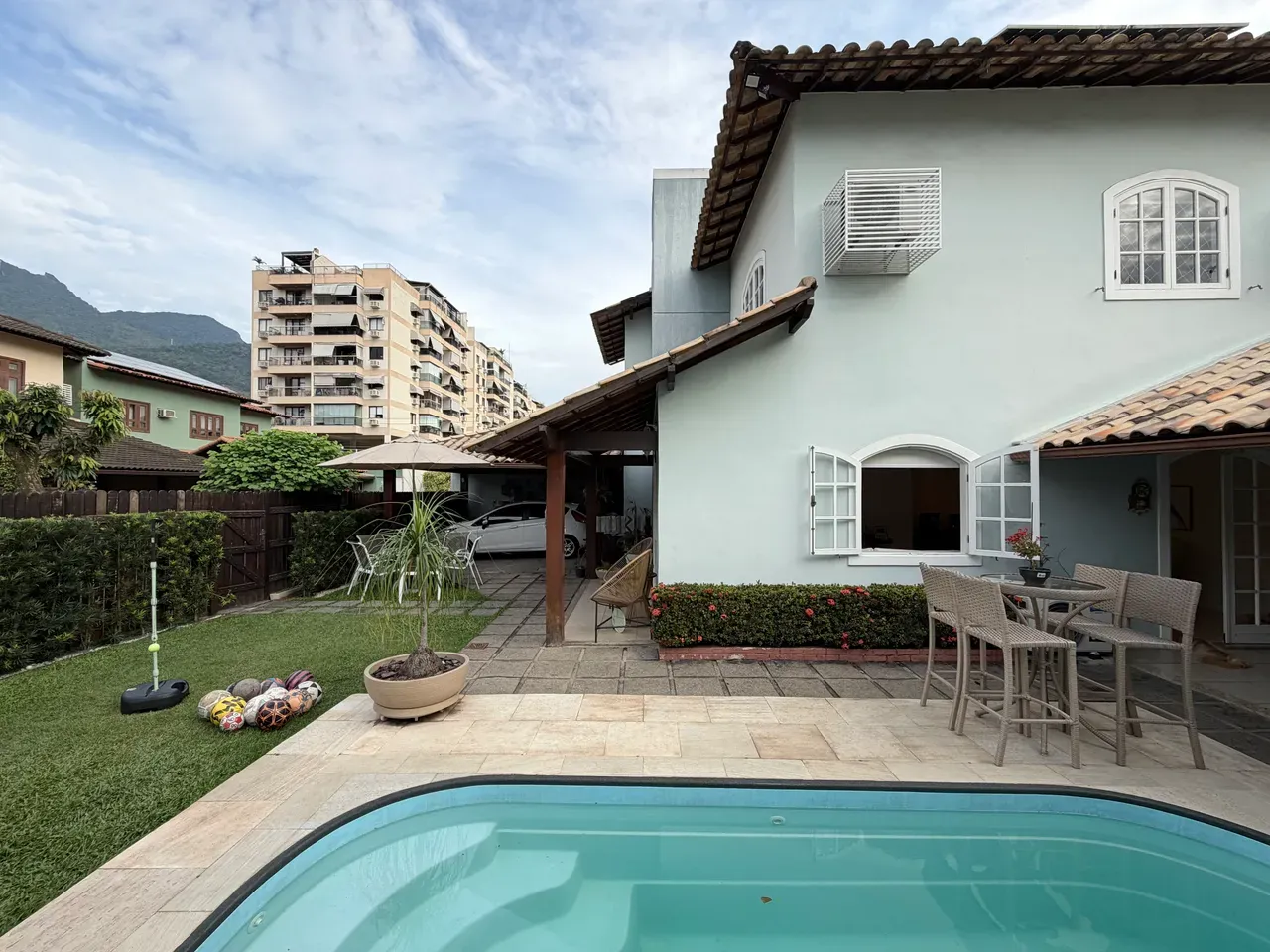 Balcony with a grill in a 3-bedroom house, 160 m² — photo 17