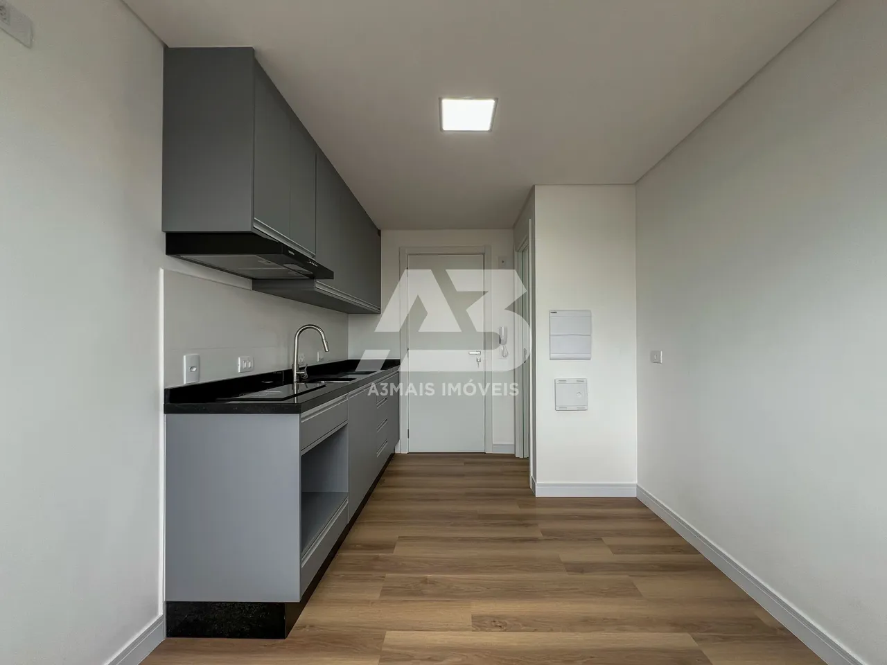 Studio, 26 m², with wood or laminate floors — photo 2