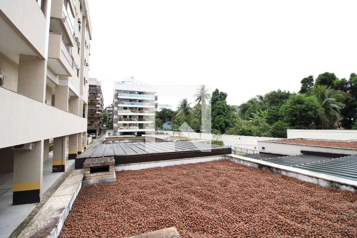 Furnished 2-bedroom apartment with glass balcony — photo 31