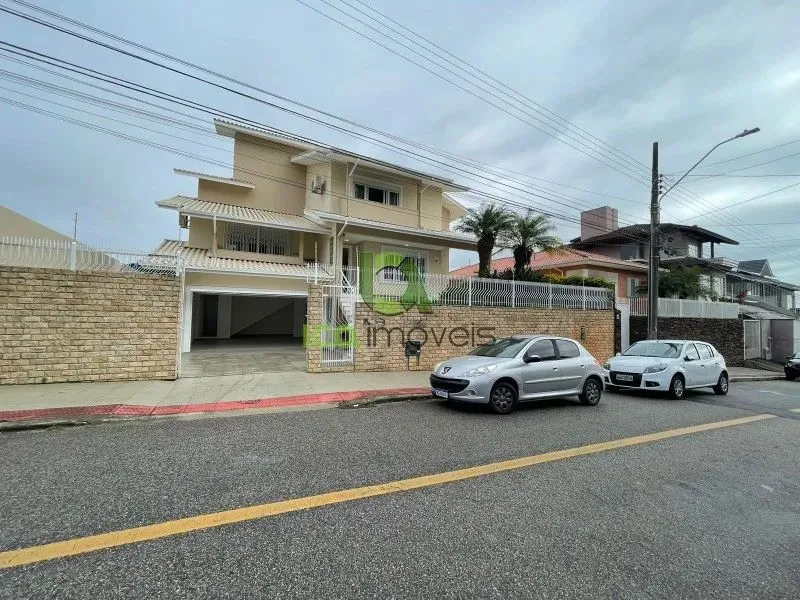 Casa de 4 dormitorios 300 m² con piscina compartida