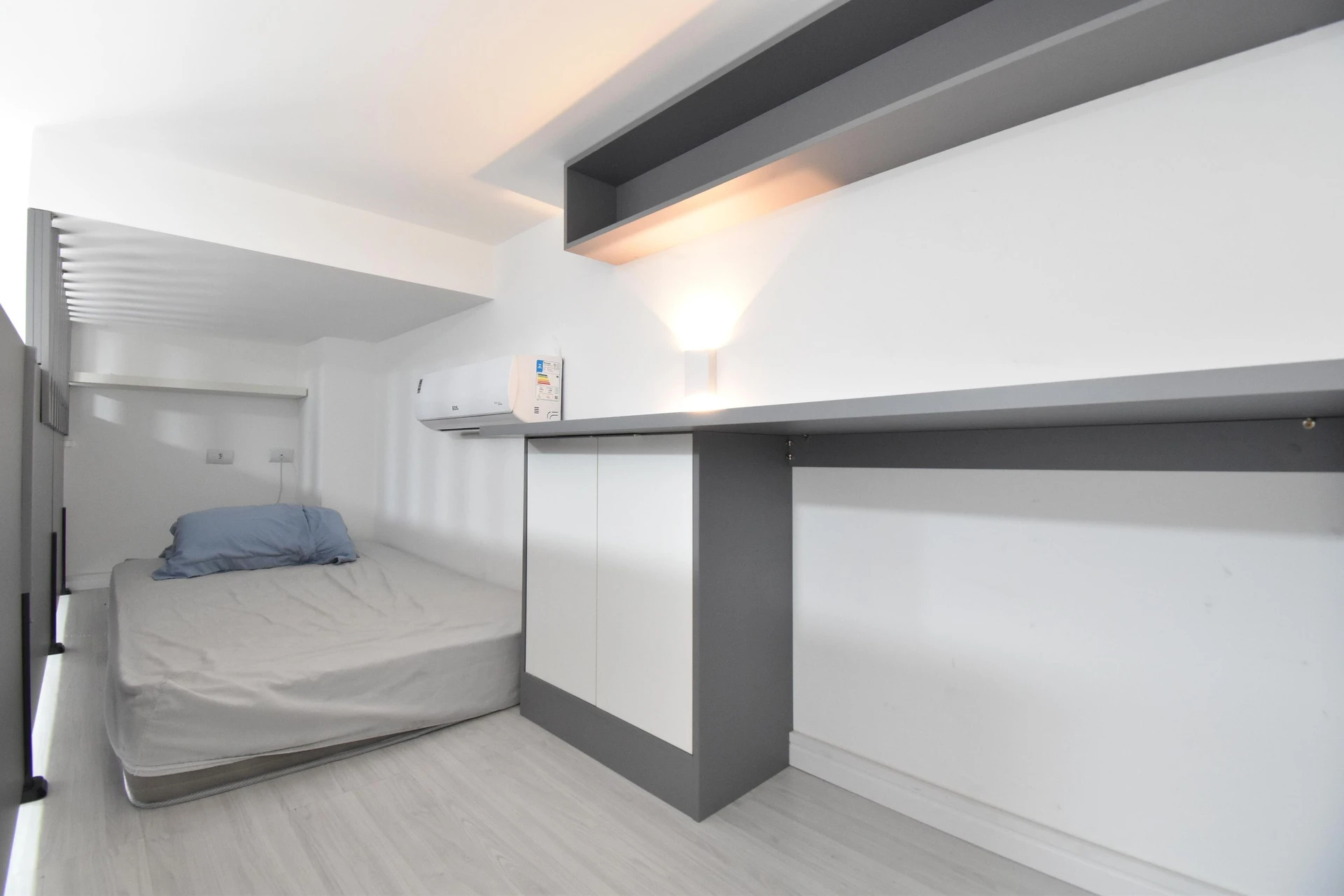 One-bedroom apartment in a building with a gym — photo 8