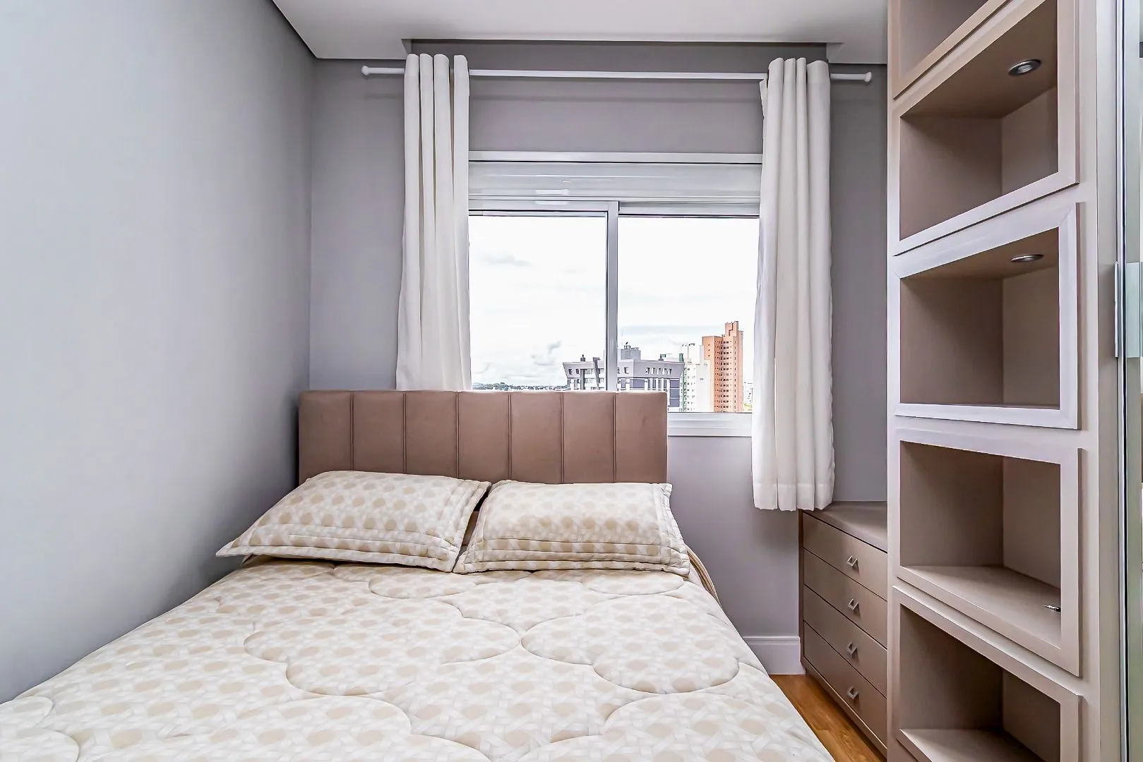 Glass-enclosed balcony in a 3-bedroom apartment, 110 m² — photo 38