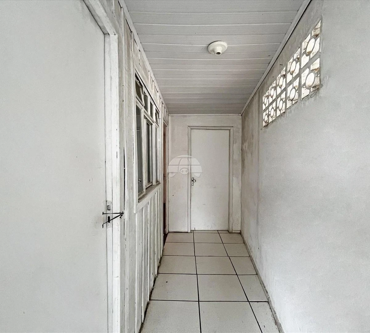 2-bedroom house with wood or laminate floors in Curitiba — photo 3