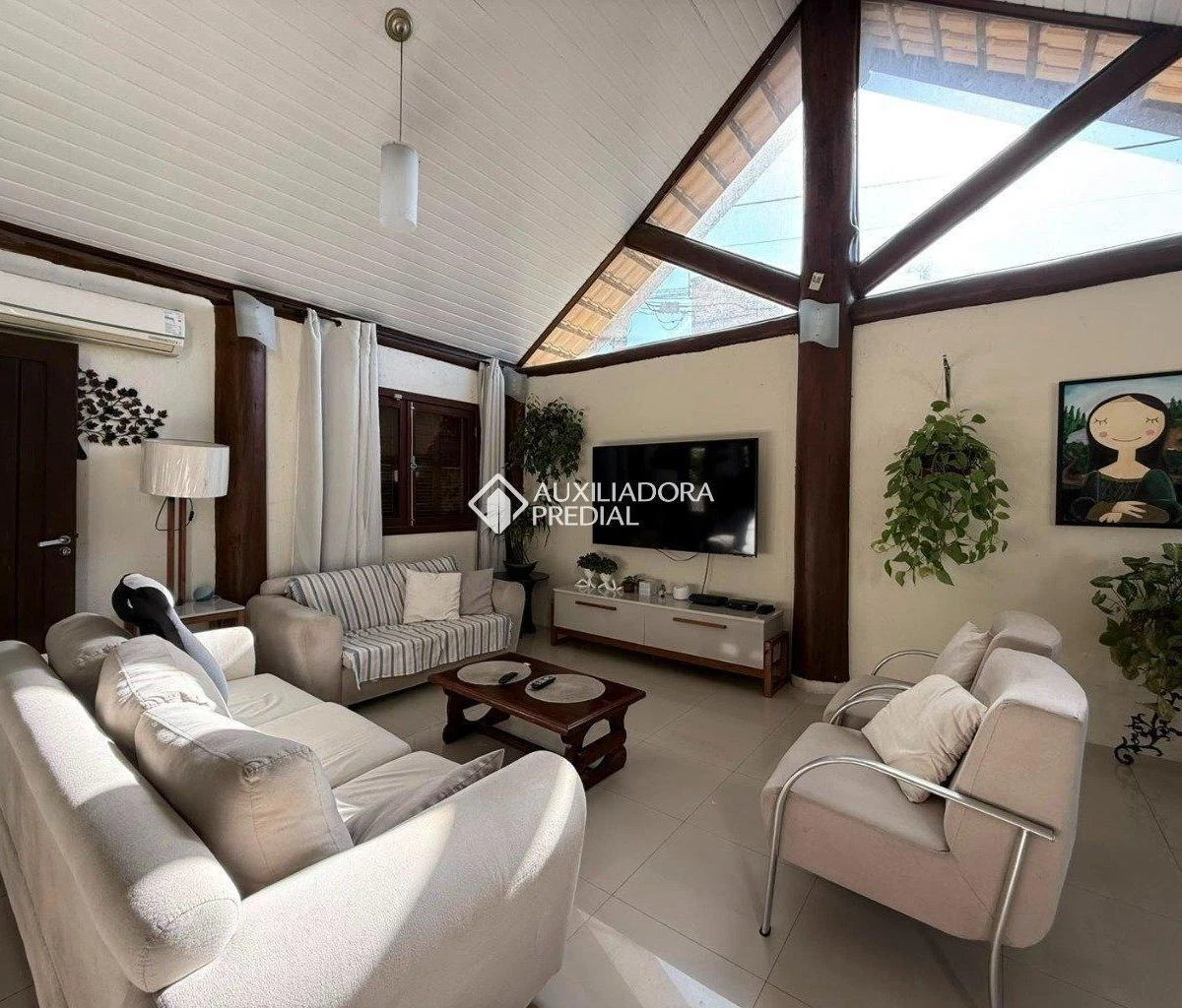3-bedroom house with a grill on the balcony in Florianópolis